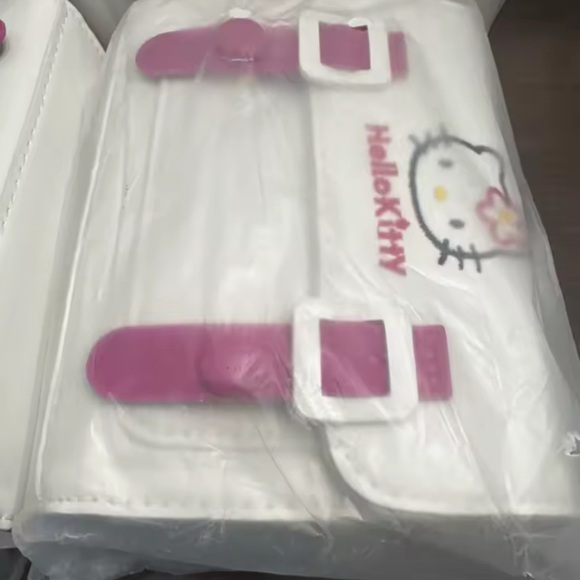 Hello Kitty Shoulder Bag - Kawaii Design in White and Pink with Adjustable Strap - Picture 7 of 13